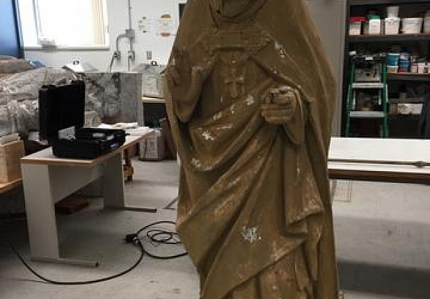 Время не пощадило статую Св. Альфонсо де Лигуори, сделанную из древесной сердцевины и покрытую листами металла
