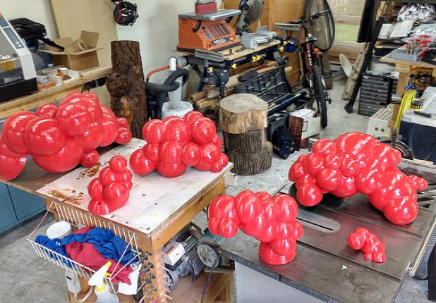 Идея скульптора Рино Коте прикрепить к нескольким местам ствола засохшего ясеня ярко-красные пузыри, чтобы показать, как жизнь, которая все еще теплится в дереве, просачивается наружу